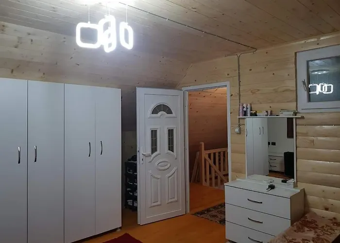 Bujtina Alia Pensión *